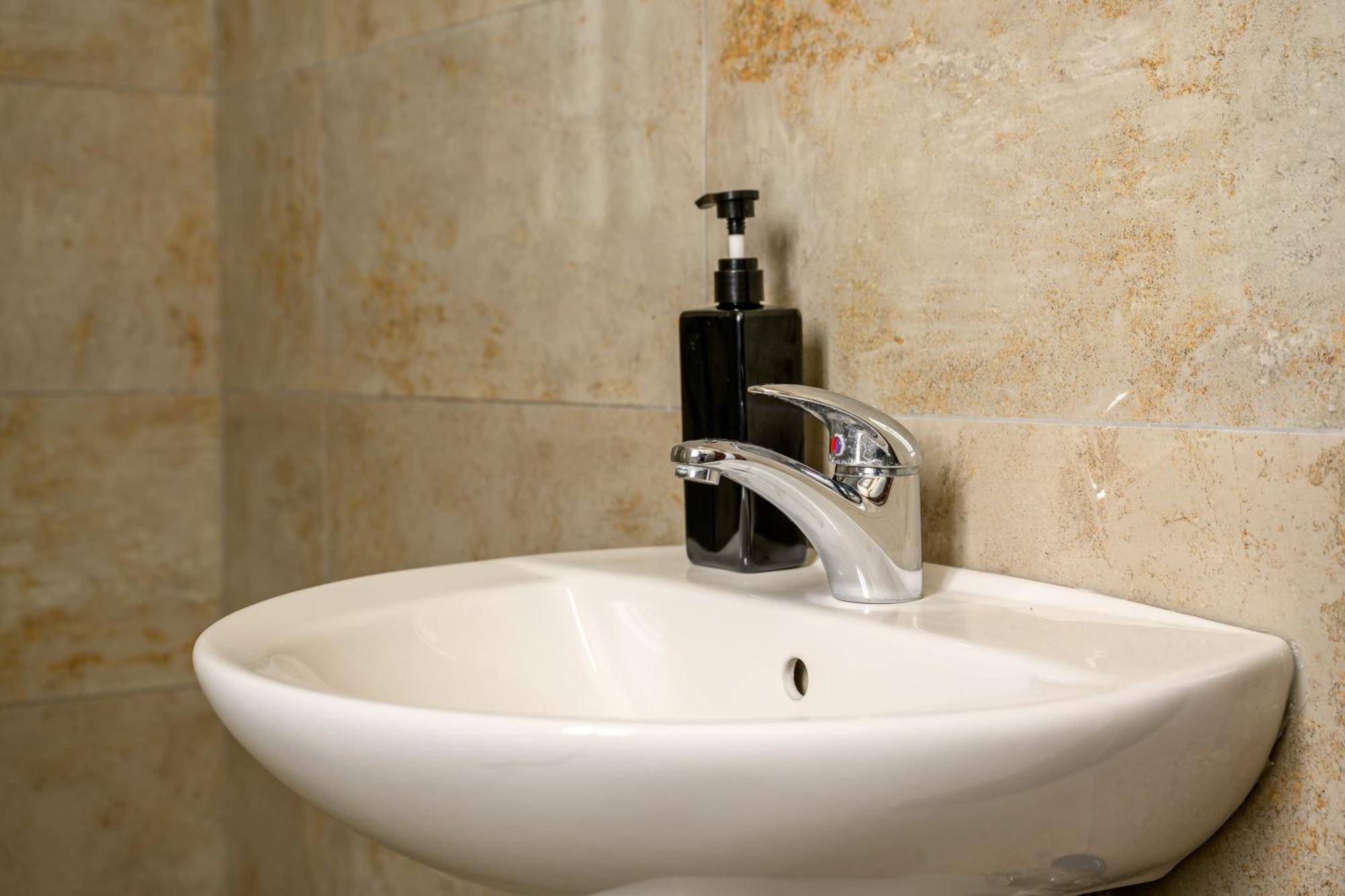 F11 Room 2, Private Room Two Single Beds Shared Bathroom In Shared Flat Msida Extérieur photo