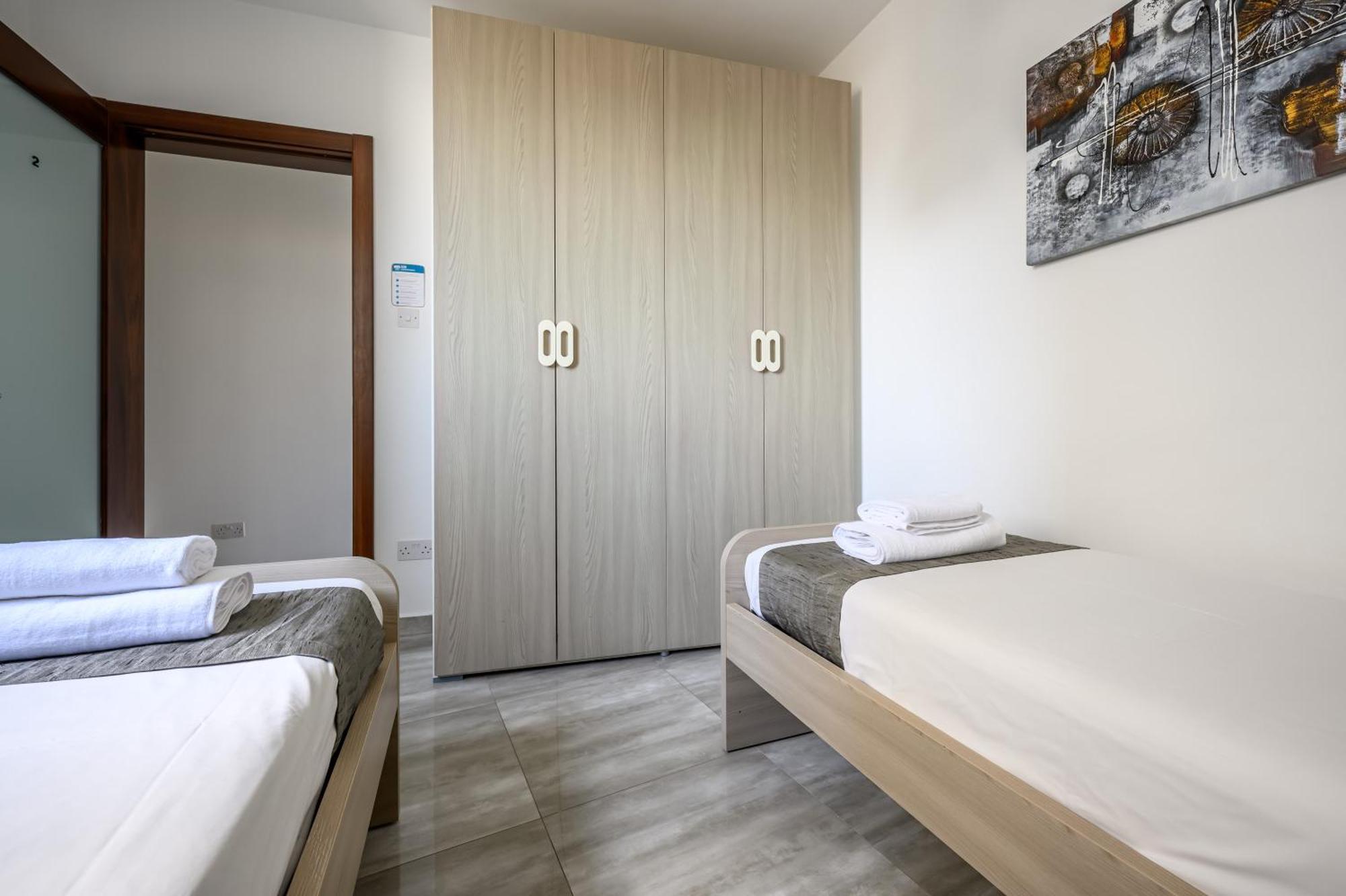 F11 Room 2, Private Room Two Single Beds Shared Bathroom In Shared Flat Msida Extérieur photo