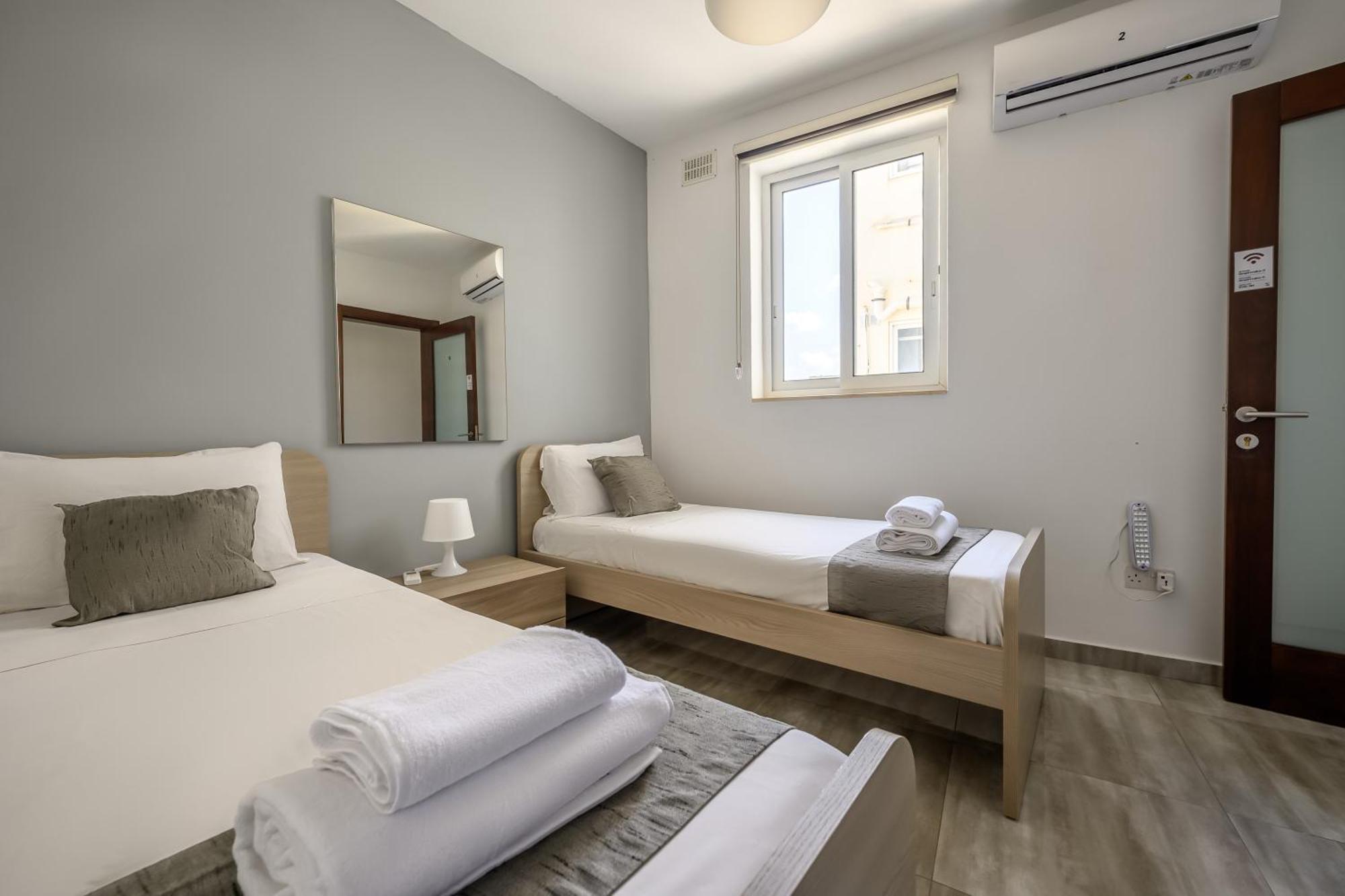 F11 Room 2, Private Room Two Single Beds Shared Bathroom In Shared Flat Msida Extérieur photo